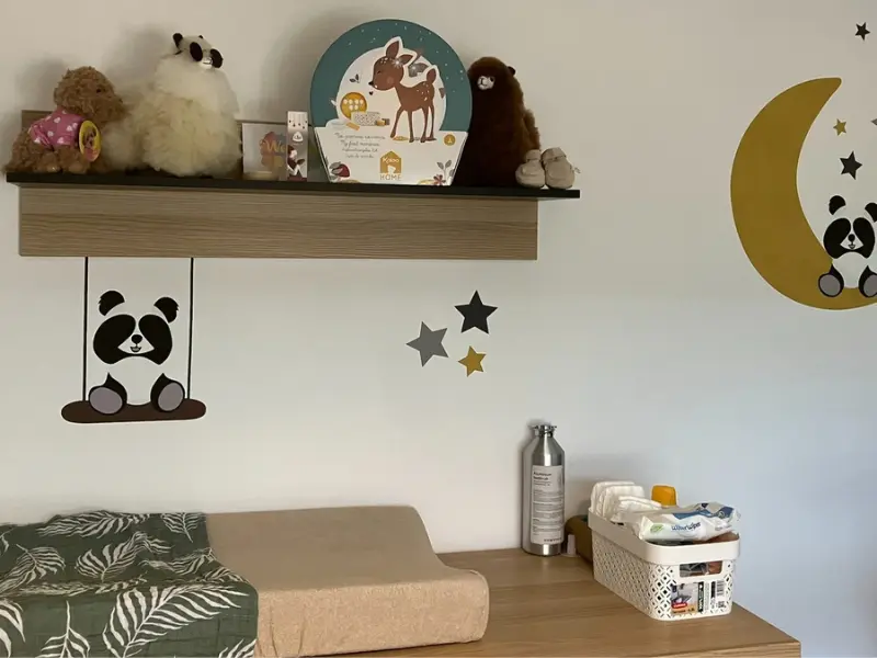 Pandaberen behangstickers boven commode in okergeel